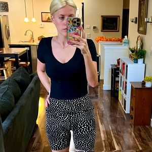 Beyond Yoga Black Stars Jacquard High Waisted Biker Shorts- Size Medium 🖤
